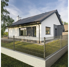 Maison individuelle avec clôture métallique
