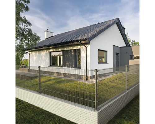 Maison individuelle avec clôture métallique