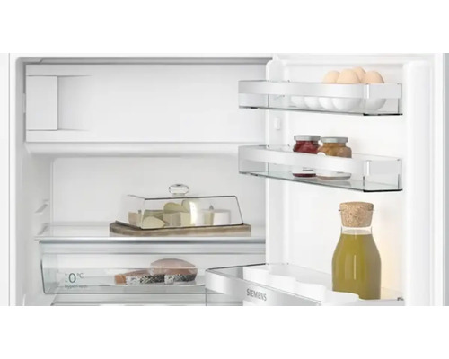 Intérieur d''un réfrigérateur contenant des aliments tels que des œufs, de la confiture, du fromage et du poisson