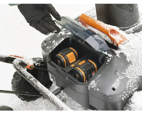 Vue de dessus d''une fraise à neige avec des batteries dans le compartiment des piles