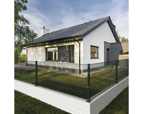 Clôture en treillis métallique devant une maison d''habitation