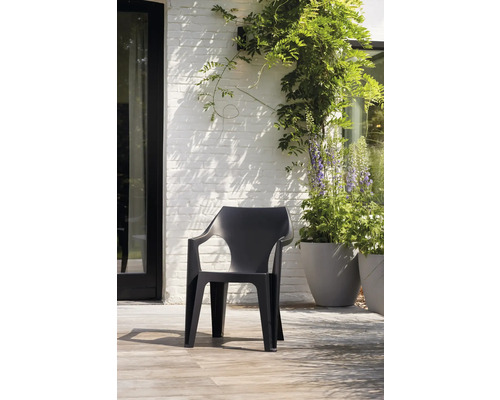 Chaise de jardin noire en plastique sur une terrasse