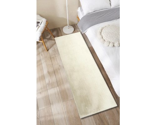 Tapis à poils longs dans la chambre à coucher à côté du lit