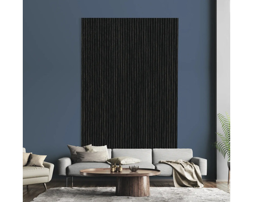 Wohnzimmer mit Sofa, Couchtisch und Wandpaneel mit Holzstruktur