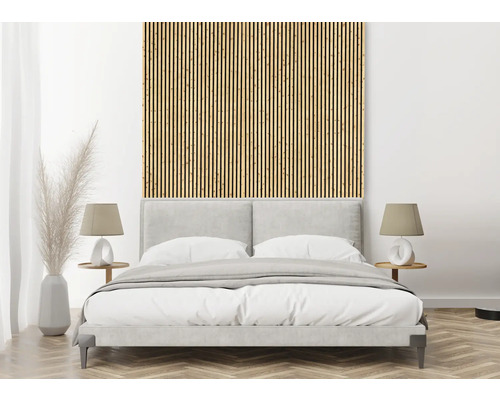 Chambre moderne avec panneaux acoustiques en bois au mur au-dessus du lit