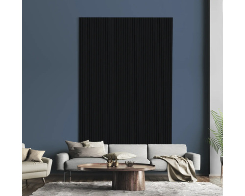 Salon avec panneau acoustique au mur, canapé et table basse