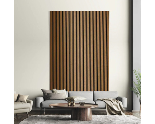 Salon avec mur en lamelles de bois, canapé et table basse