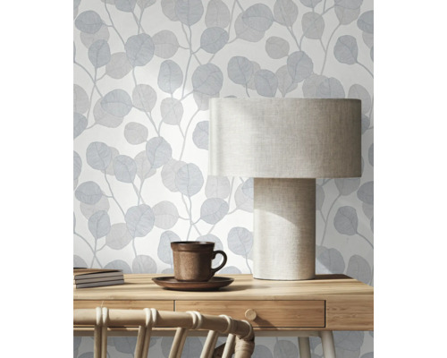 Scène avec papier peint à feuilles bleues, lampe de table et bureau