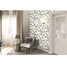 Salon avec papier peint à feuilles, fauteuil et porte