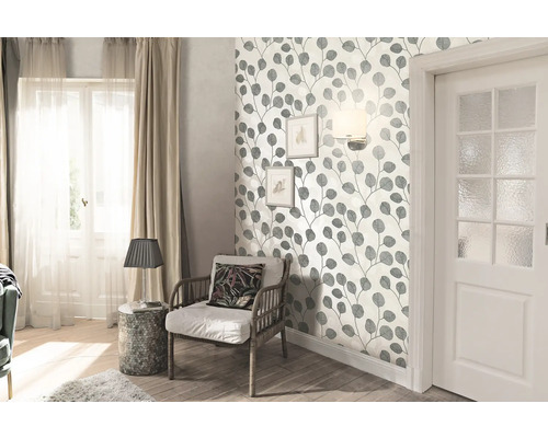 Salon avec papier peint à feuilles, fauteuil et porte