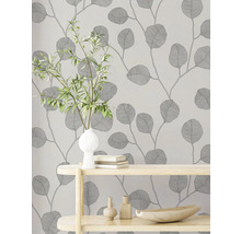 Décoration murale avec motif de feuilles, étagères avec éléments décoratifs