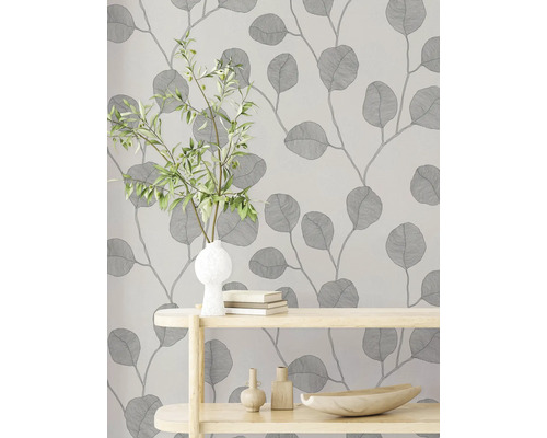 Décoration murale avec motif de feuilles, étagères avec éléments décoratifs