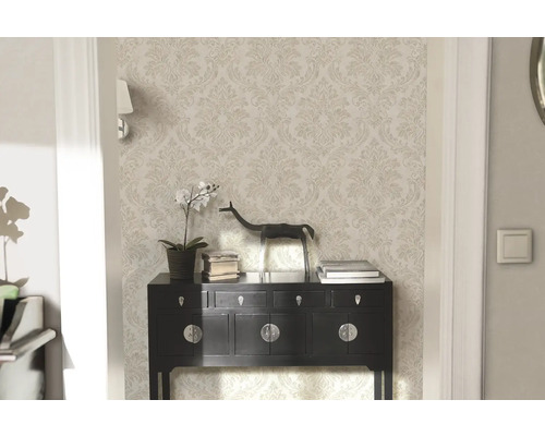 Elegantes Zimmer mit gemusterter Tapete, Kommode und Dekoration