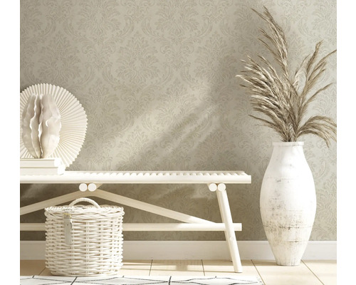 Dekoratives Interieur mit gemusterter Tapete, Bank, Korb und Vase mit Ziergras