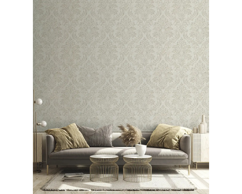 Wohnzimmer mit Sofa vor gemusterter Tapete