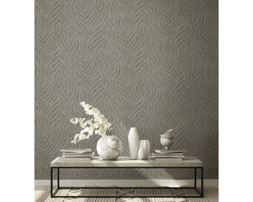 Pièce avec papier peint à motif animal et décoration sur une table