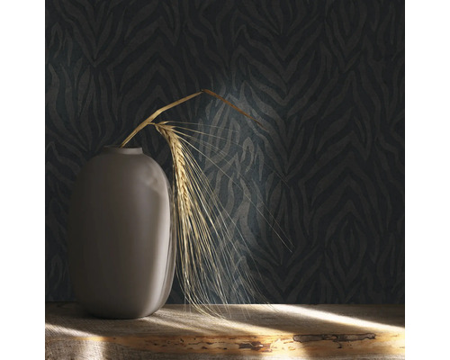 Papier peint à motif zébré, vase et épi de blé sur une table