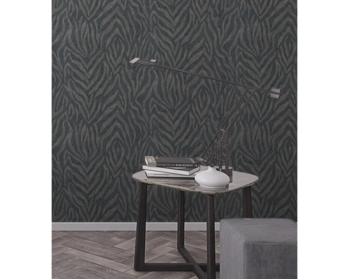 Scène avec un papier peint à motifs, une table et une lampe