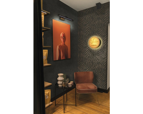 Intérieur décoratif avec tableau, lampe, étagère, table d''appoint et chaise