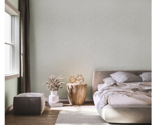 Chambre lumineuse avec lit, table de chevet, décorations et lumière du jour