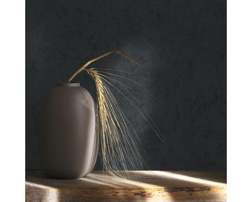 Dekorative Vase mit Weizenähre auf einem Holztisch