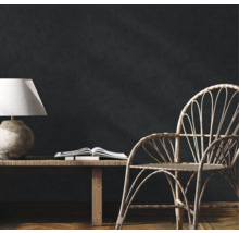 Intérieur de la pièce avec lampe de table, livre, banc et chaise