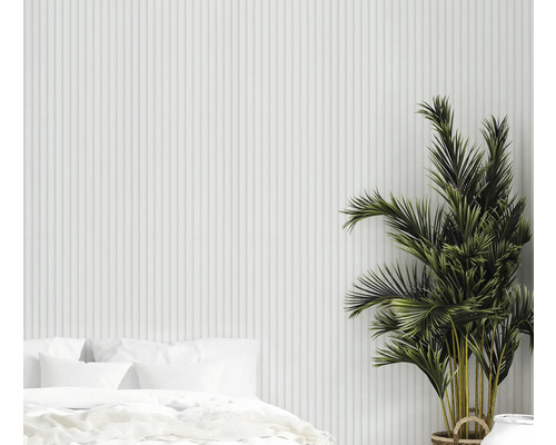 Helles Schlafzimmer mit Bett, Zimmerpflanze und vertikalen Wandpaneelen