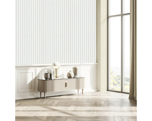 Helles Wohnzimmer mit geriffelter Tapete, Sideboard, Lampe und großem Fenster