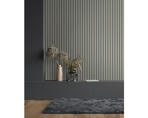 Scène avec mur lambrissé, meuble bas, vases et tapis sur parquet