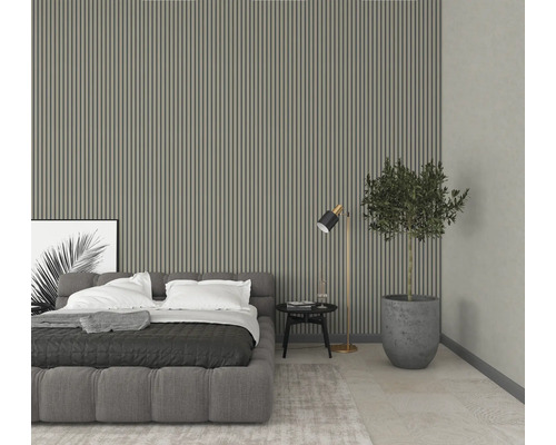 Chambre avec lit, lampadaire, table et panneaux muraux