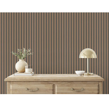 Panneaux muraux en bois derrière une commode avec lampe et décoration