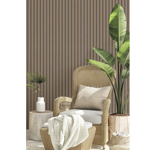 Scène avec mur à lamelles, fauteuil en rotin, coussin, couverture et pots de fleurs