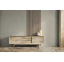 Salon avec commode en bois, lambris mural et parquet