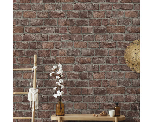 Mur avec papier peint imitation briques et éléments décoratifs tels qu''une échelle, un sac, un chapeau, un vase et une table