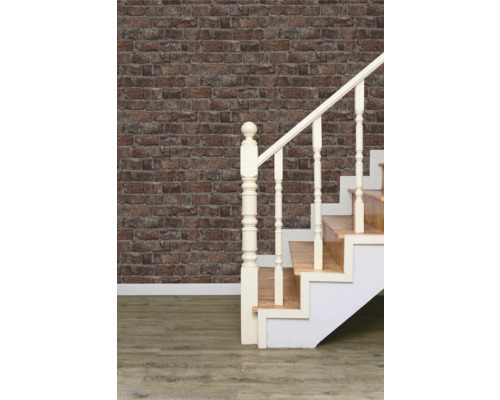 Gros plan d''un escalier devant un mur en briques pour la rénovation et l''aménagement intérieur