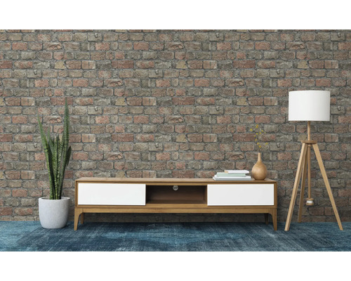 Wohnzimmer mit Lowboard, Stehlampe und Ziegelwand