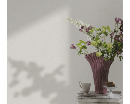 Stillleben mit Blumen, Vase, Tasse und Gebäck auf einem Tisch