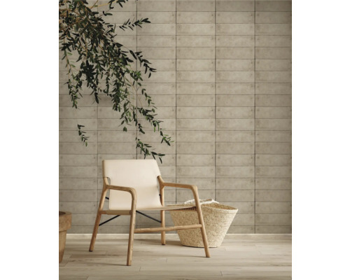 Pièce claire avec revêtement mural décoratif, fauteuil et panier
