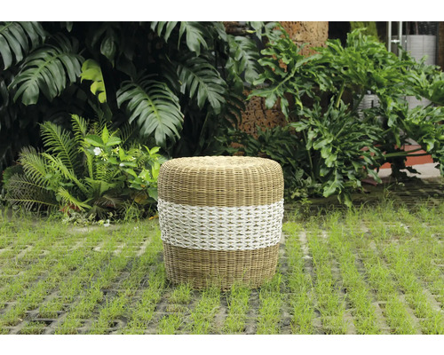 Runder Rattanhocker mit dekorativem Band