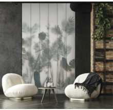 Salon moderne avec porte coulissante, fauteuils et table d''appoint