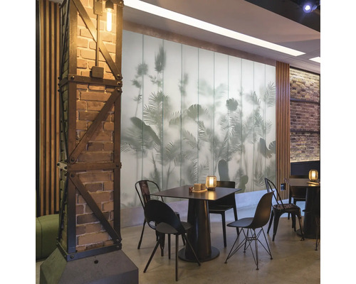 Dekorativer Raum mit Esstisch und dekorativer Wand mit Pflanzenmuster