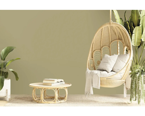 Salon avec fauteuil en rotin, table et plantes pour une atmosphère naturelle