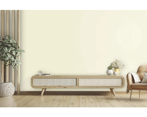 Heller Wohnraum mit Holzboden, Sideboard und Dekoration