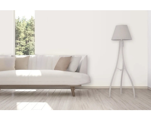 Salon avec canapé, coussins et lampadaire