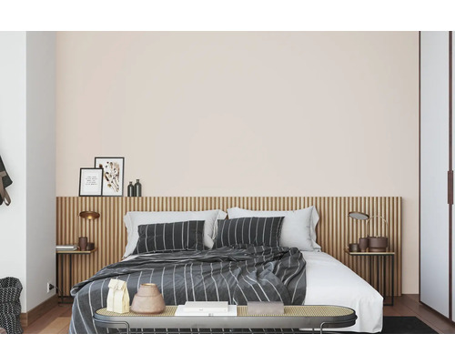 Chambre avec lit, tables de chevet et éléments décoratifs.