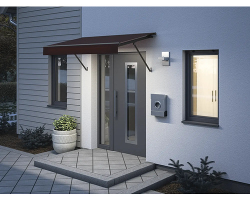 Zone d''entrée d''une maison avec auvent de porte, boîte aux lettres et plantation