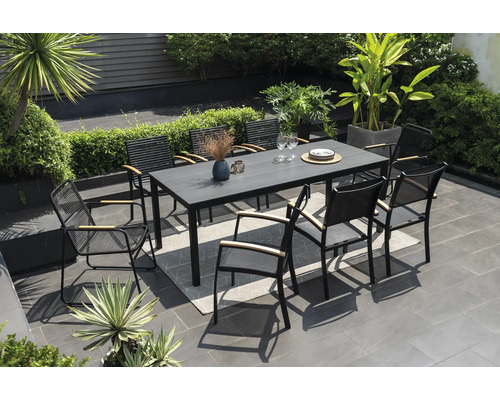 Scène de jardin avec table à manger et huit chaises sur une terrasse