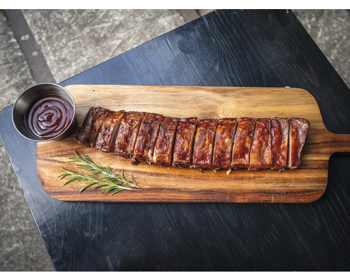 Spareribs mit Sauce auf Holzbrett