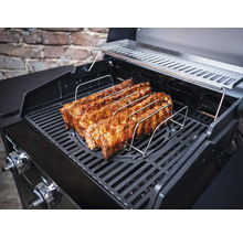 Rippchen im Rippchenhalter auf einem Grill