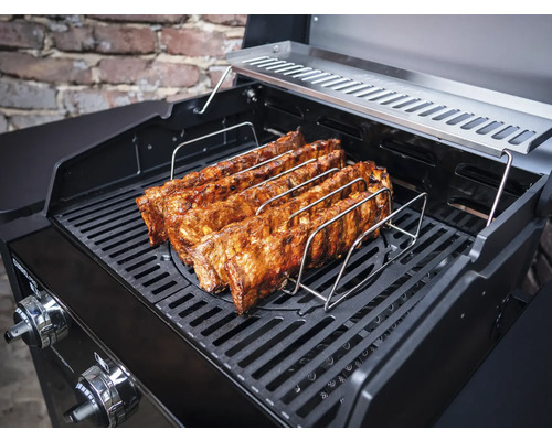 Rippchen im Rippchenhalter auf einem Grill